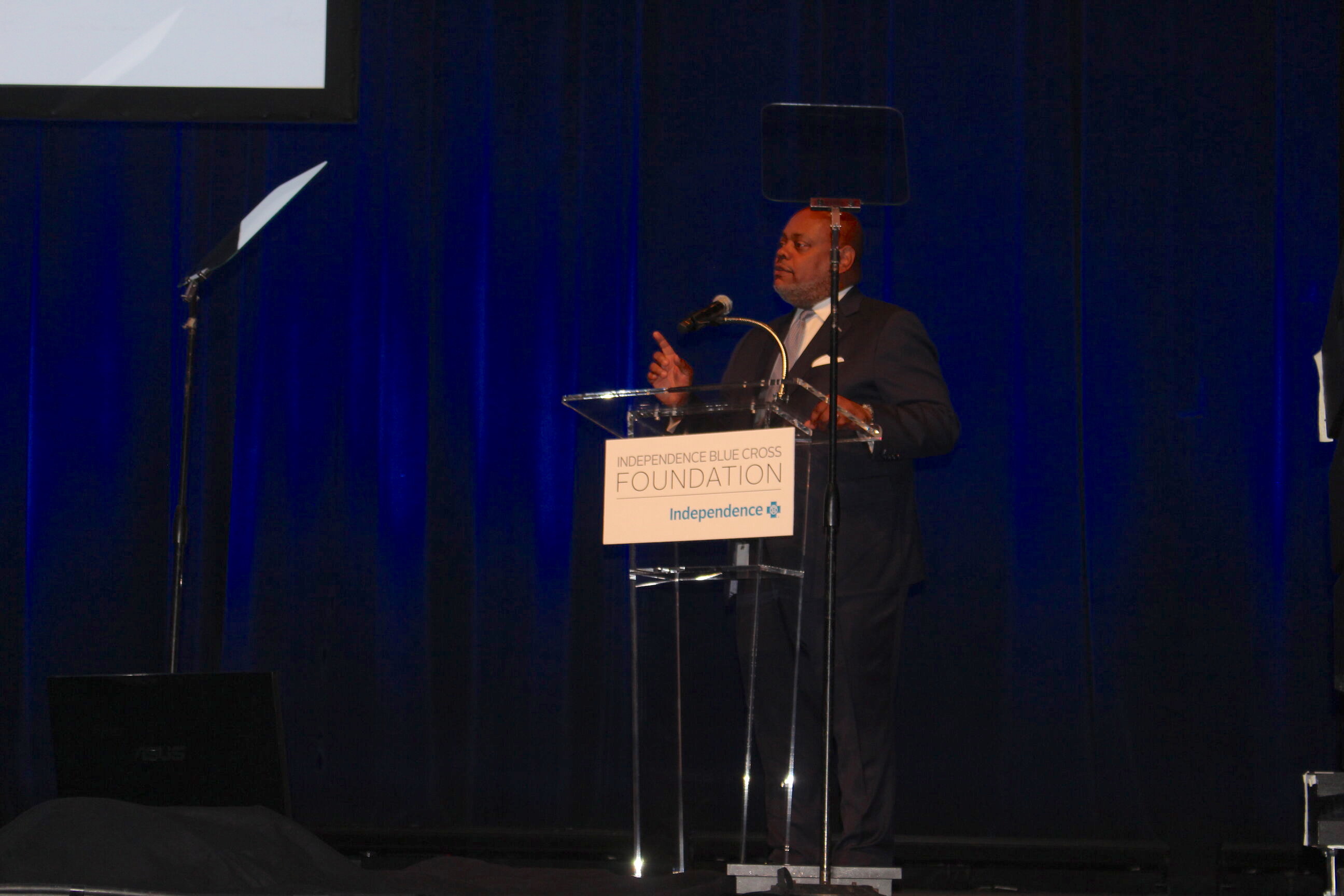 Gregory E. Deavens, Presidente y Director General de Independence Blue Cross, anuncia el lanzamiento del Instituto para la Equidad Sanitaria. Foto: Jensen Toussaint/AL DÍA News.