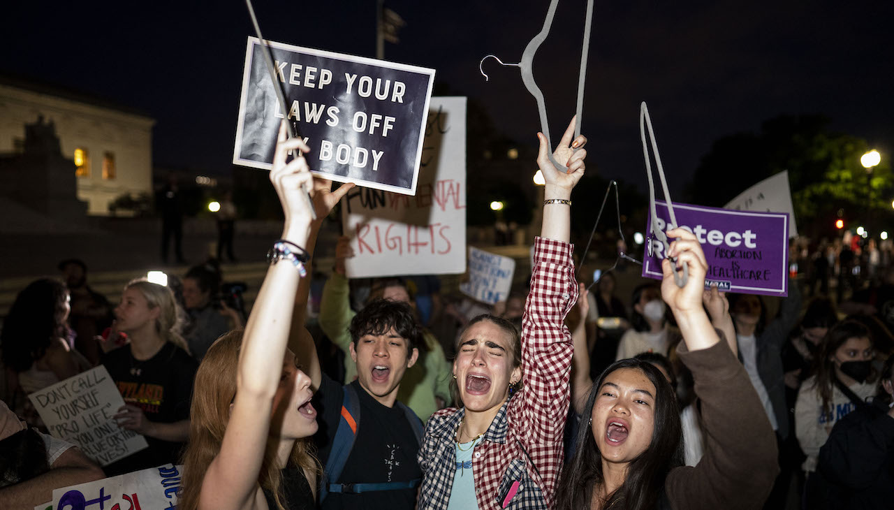 Los manifestantes se reunieron frente al Tribunal Supremo el 3 de mayo tras la filtración de que el tribunal anularía el caso Roe contra Wade. Foto: Kent Nishimura/The Los Angeles Times vía Getty Images.