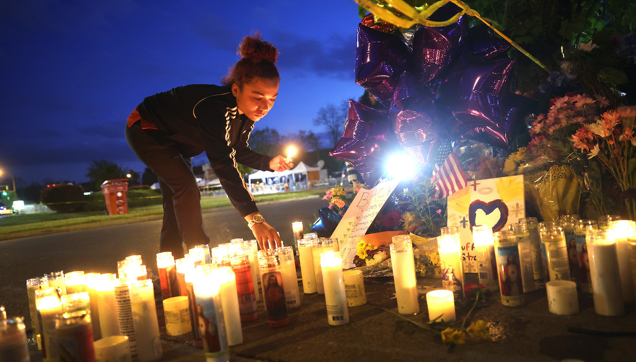 La gente llora a las 10 víctimas de un ataque por motivos raciales en una tienda de comestibles en Buffalo el sábado 14 de mayo. Foto: Scott Olson/Getty Images