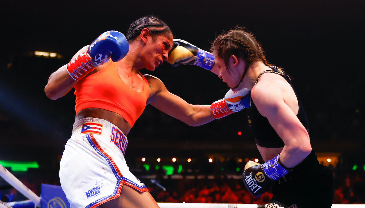 Amanda Serrano boxeando con Katie Taylor el sábado 30 de abril de 2022 en el Madison Square Garden. Foto: Getty Images.