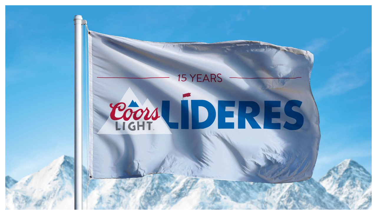 A Coors Light Líderes flag with the words "15 years" above them. Behind it is a snowy mountain.
