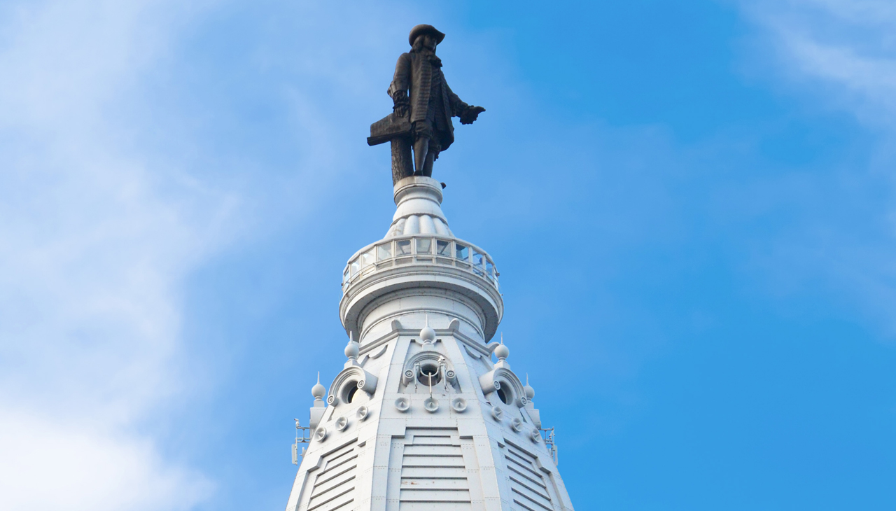La estatua de William Penn del Ayuntamiento en un día claro. Cortesía Air Quality Partnership