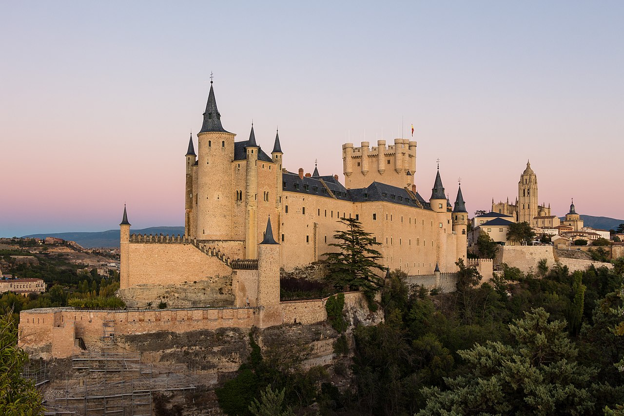 Segovia's castle at sunset. Photo: Rafa Esteve/Wikimedia