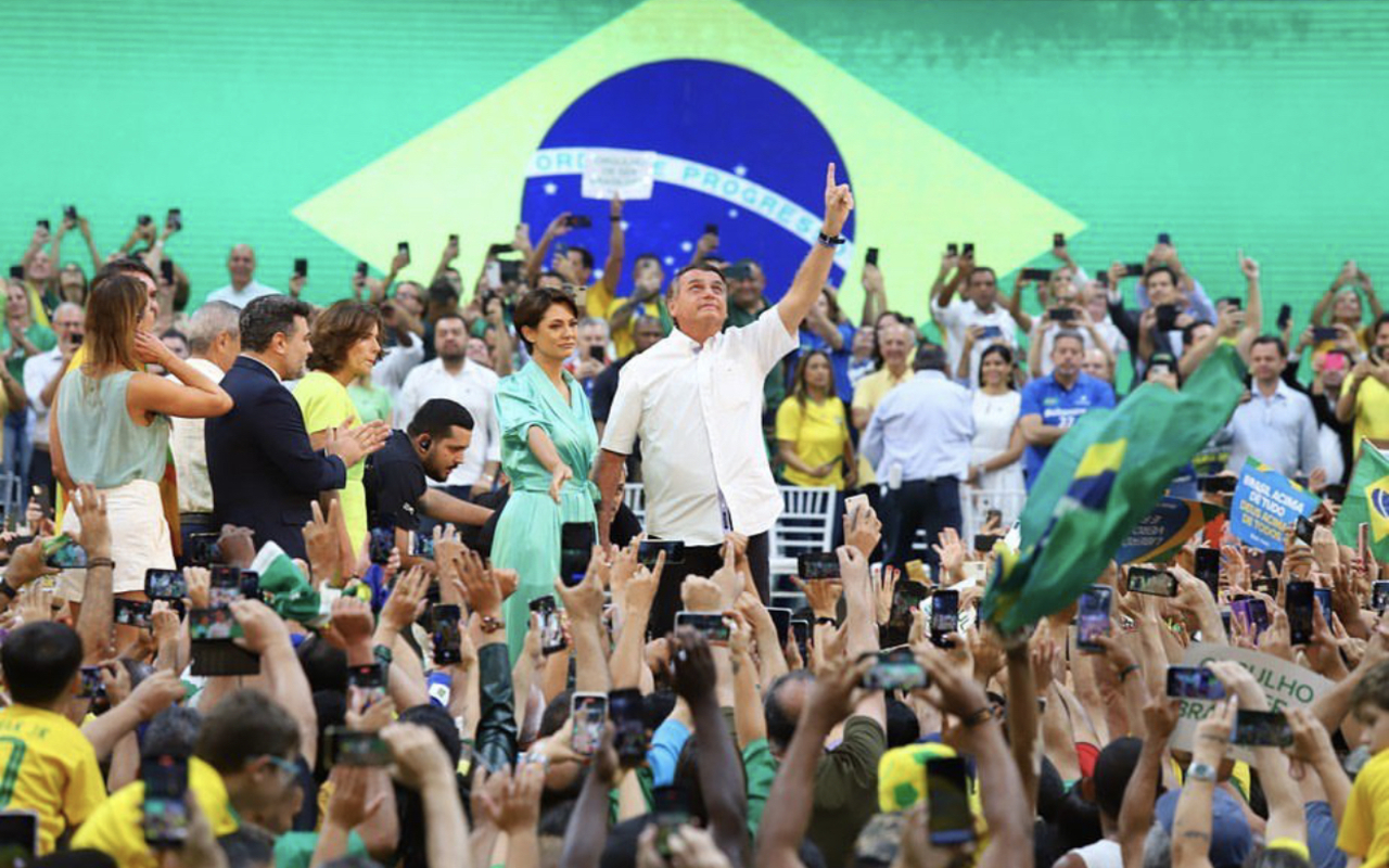 Para las próximas elecciones, Bolsonaro está en desventaja en las encuestas con una intención de voto del 31% frente al 44% de  Luiz Inácio Lula da Silva, quien es el favorito hasta los momentos. Twitter de @jairmessiasbolsonaro.