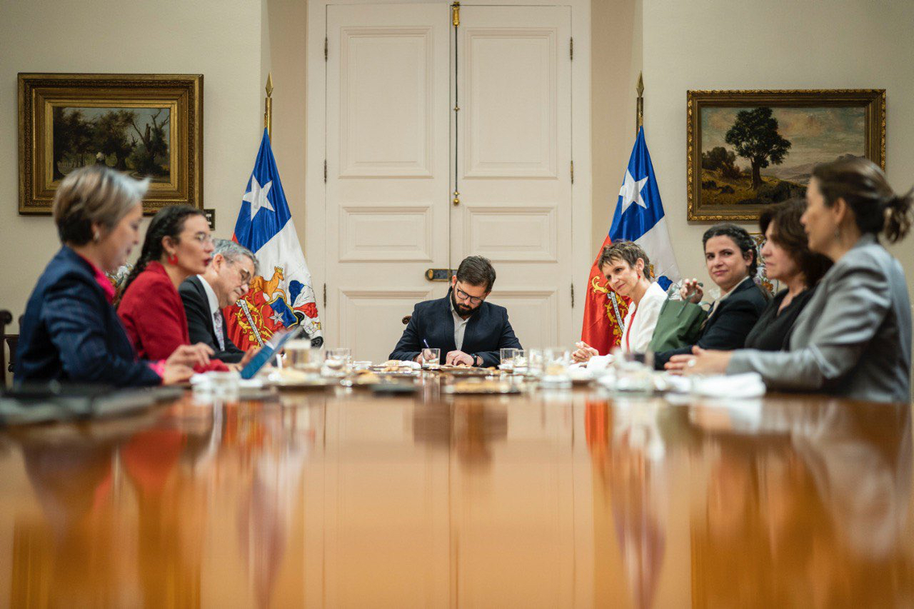 Comité Político en Chile da bienvenida a nuevas ministras, Carolina Tohá, Ana Lya Uriarte y Jeannette Jara Román. Twitter de @gabrielboric.