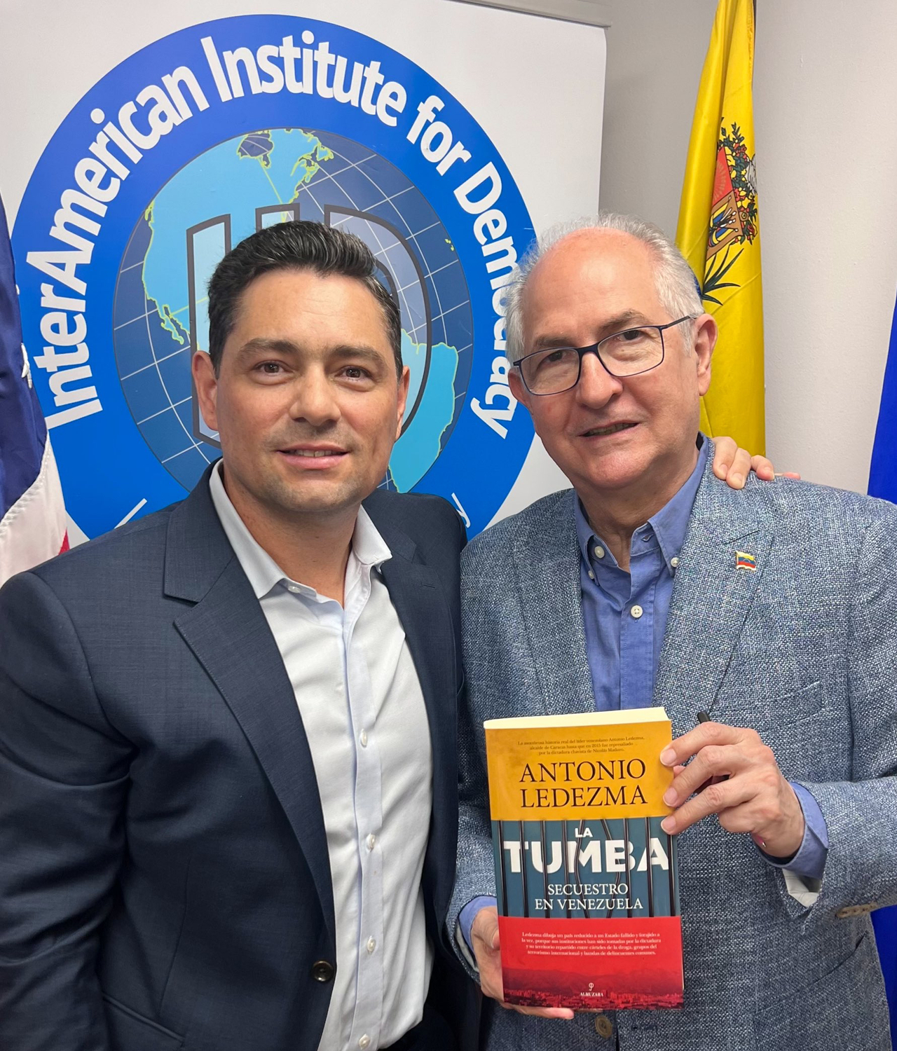 Carlos Vecchio and Antonio Ledezma at the presentation of their book 'La Tumba' Kidnapping in Venezuela. Twitter of @carlosvecchio.