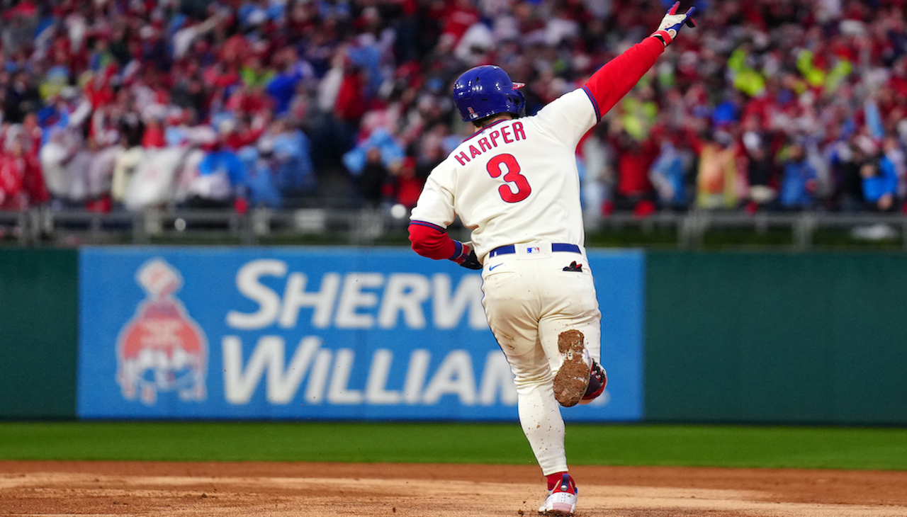 Bryce Harper recorre las bases después de batear su jonrón de salida en la octava entrada del quinto partido.