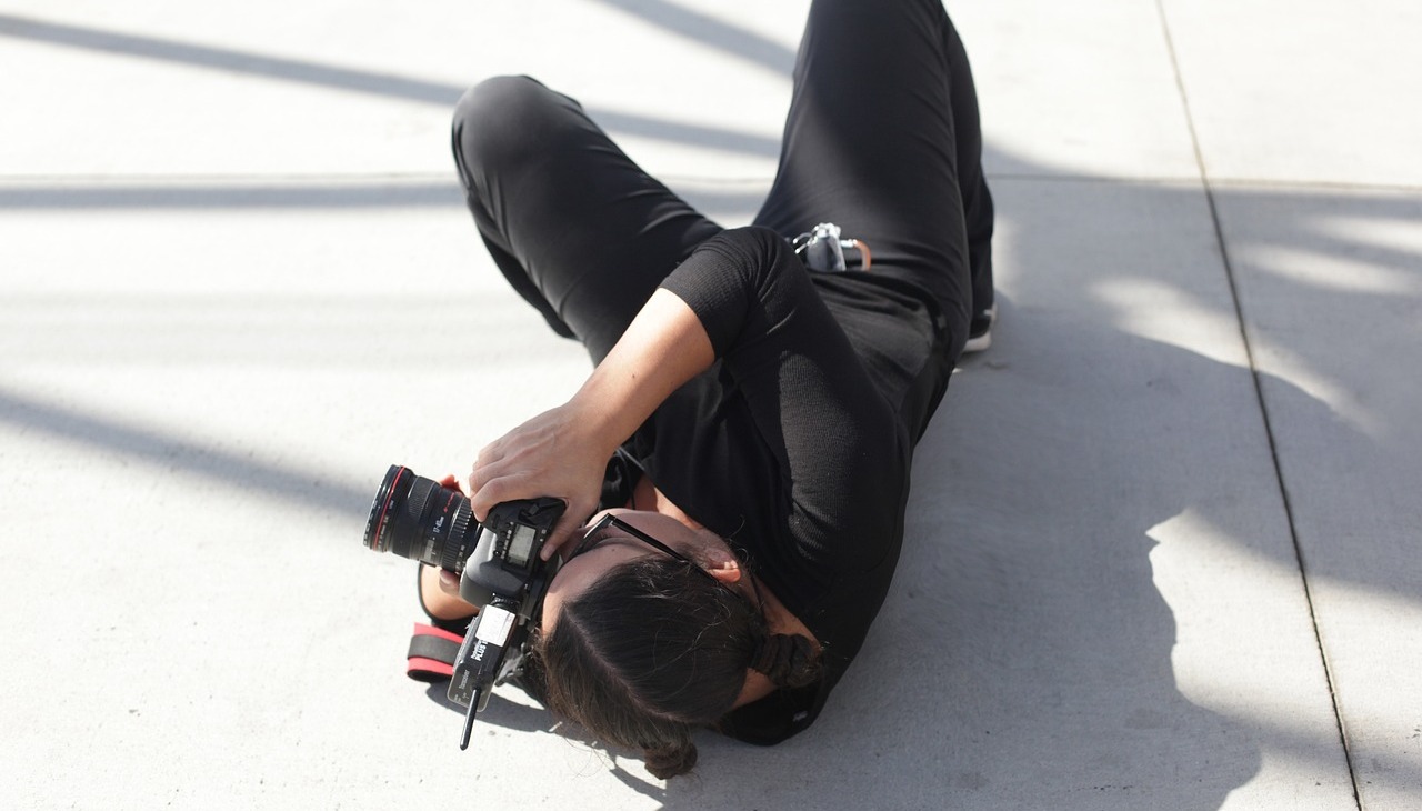 Female photographer shooting from the floor. 