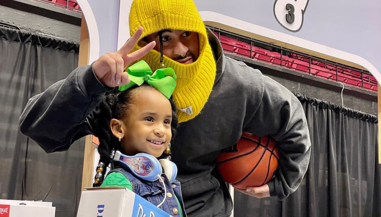 Bad Bunny handing out gifts to children at the Roberto Clemente Coliseum in San Juan, Puerto Rico. Photo: Instagram GoodBunnyFoundation