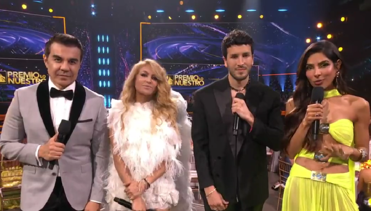 Sebastián Yatra, la cantante Paulina Rubio, la modelo Alejandra Espinoza y el actor Adrián Uribe fueron los presentadores de la noche. Foto: Captura video. 