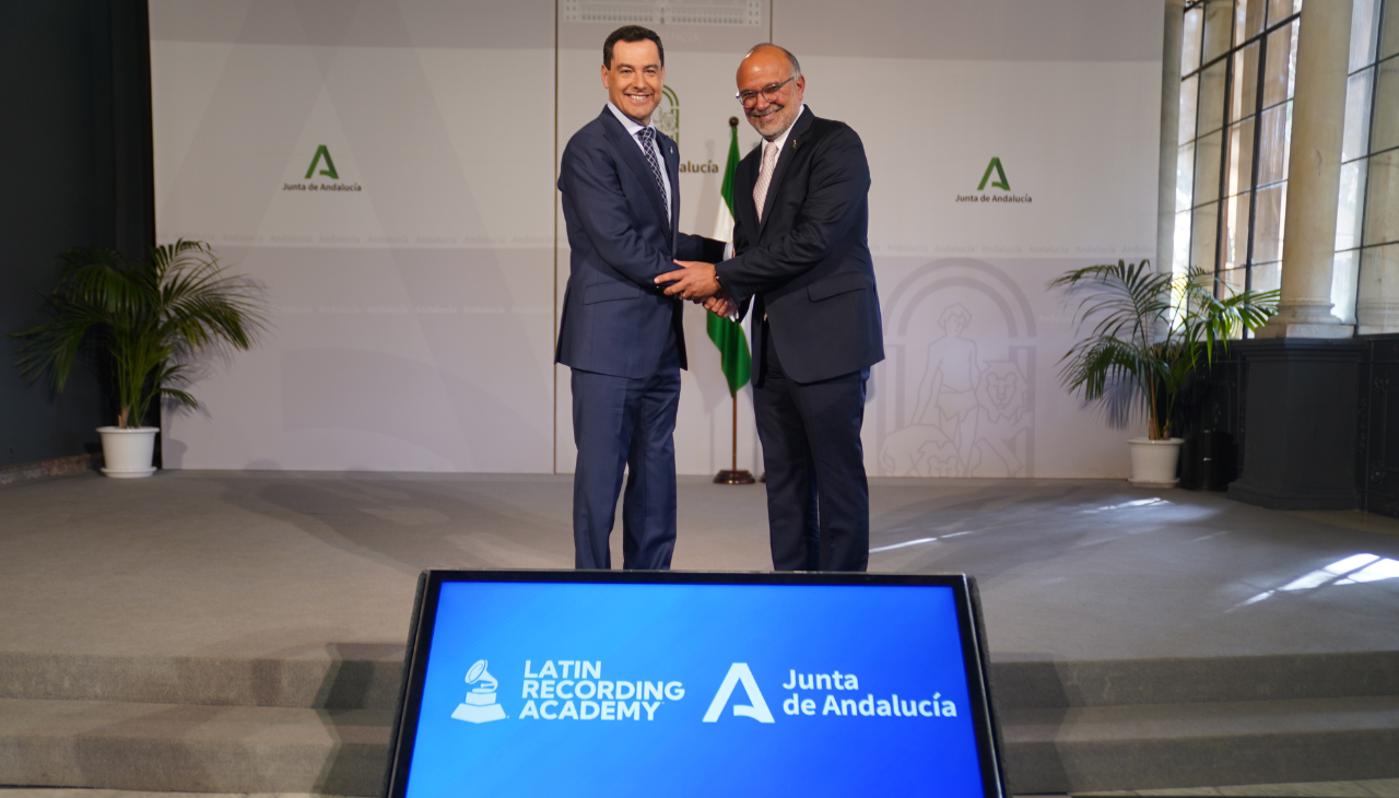 Juanma Moreno, presidente de la Junta de Andalucía, y Manuel Abud, director ejecutivo de la Academia Latina de Grabación durante el anuncio. Foto: Twitter. 