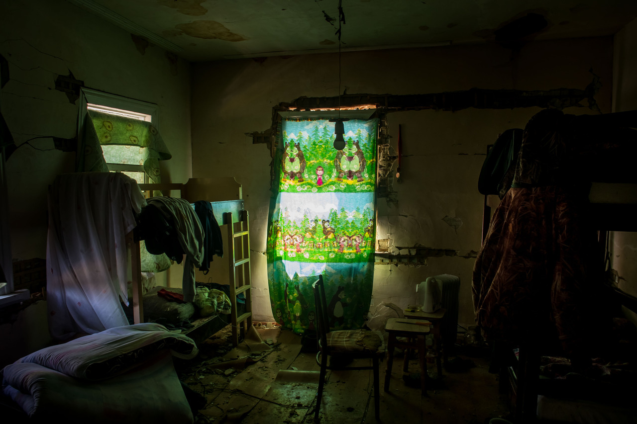 Photograph of the window of a house hit by shells, April 14, 2022, in Rozhikva, Ukraine. EFE/Miguel Gutierrez