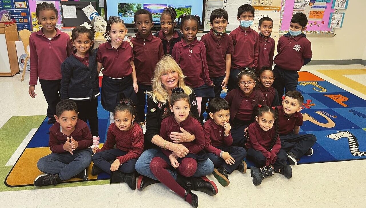 Goldie Hawn with children members of her foundation MindUp.