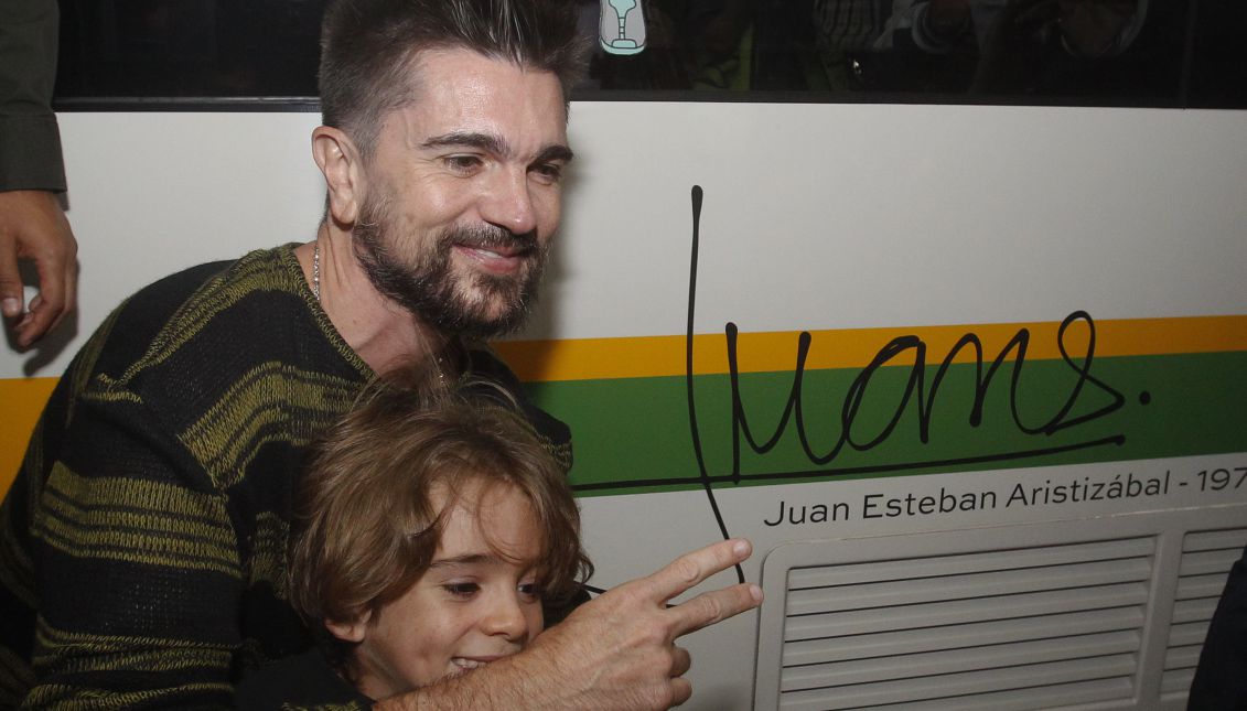 Colombian singer songwriter Juanes poses with his son in the Medellin subway, in Medellin, Colombia, May 9, 2017. EFE/LUIS EDUARDO NORIEGA A.

