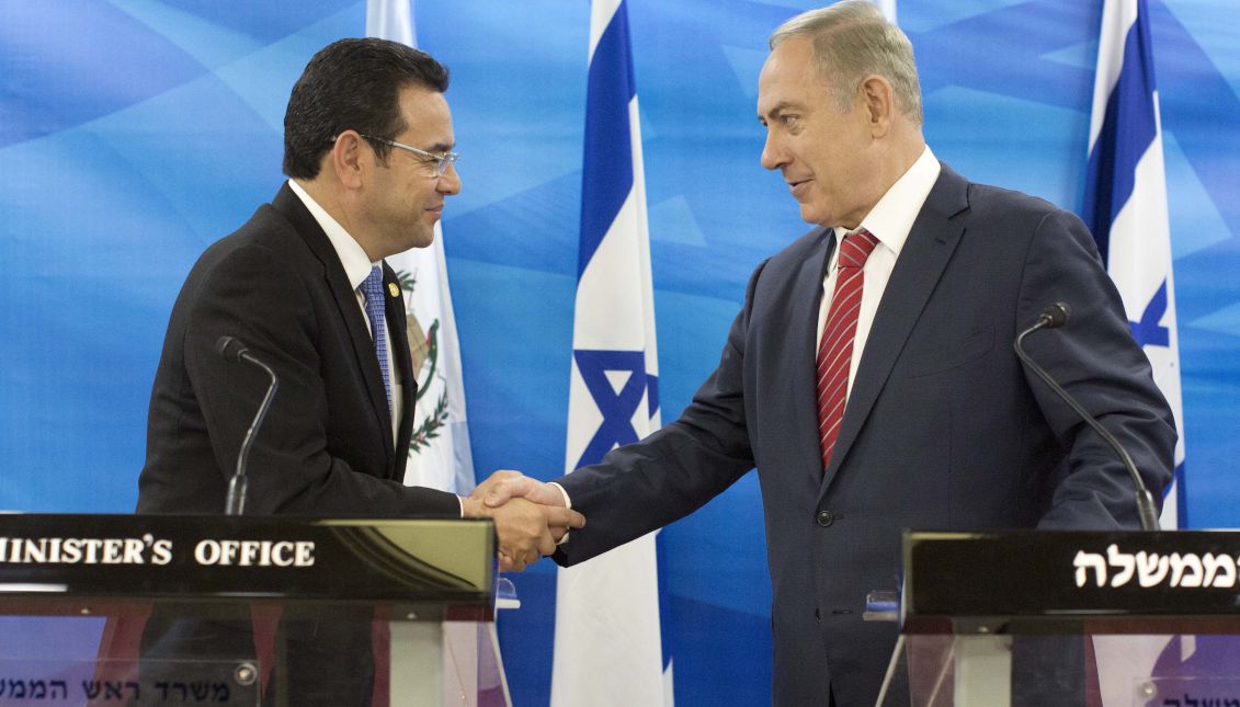 El presidente de Guatemala, Jimmy Morales, estrechó la mano del primer ministro israelí, en un encuentro realizado en noviembre de 2016. Foto: EPA-EFE/ABIR SULTAN / POOL
