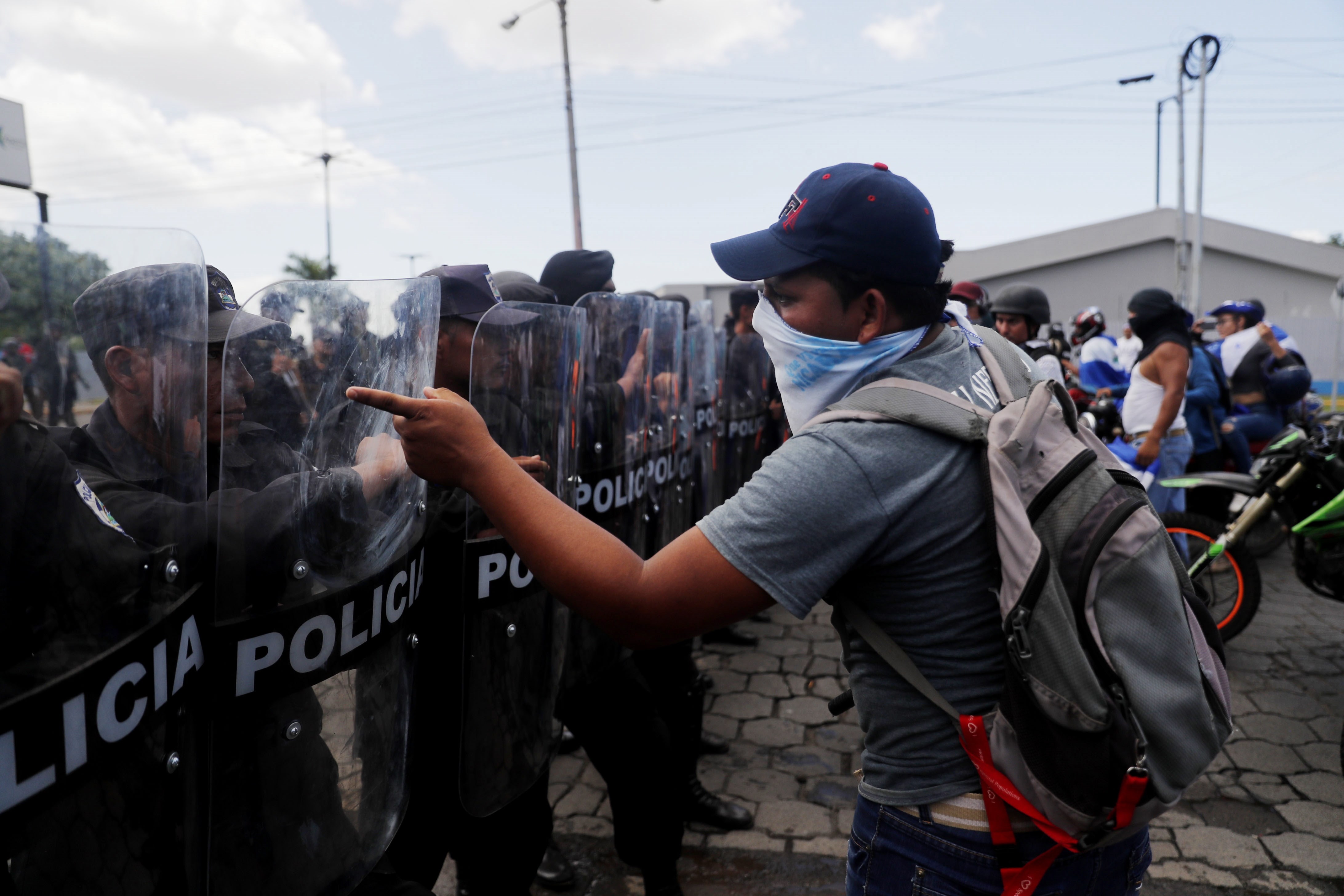 Protesters face off with riot police during a march called "Rescue the Homeland" in protest against President Daniel Ortega in Managua, Nicaragua, on September 16, 2018. EPA-EFE/Esteban Biba
