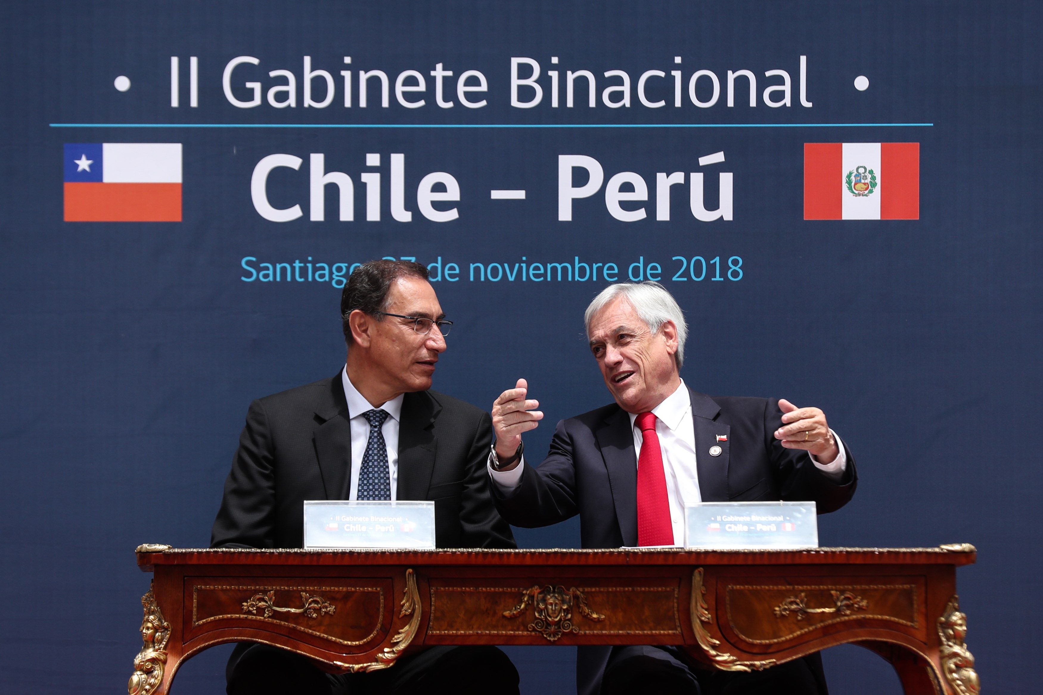 Chilean President Sebastian Piñera (R) and Peruvian counterpart Martin Vizcarra (L) met here Tuesday to confirm the health of bilateral relations and sign a series of agreements. EPA/EFE/Alberto Valdes
