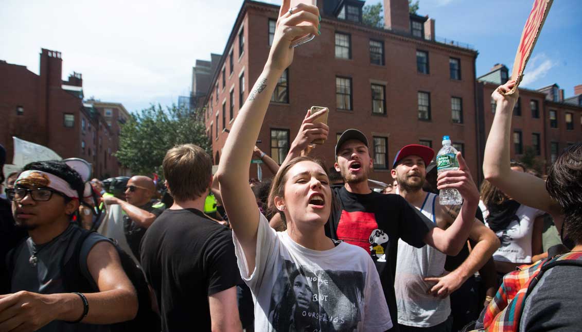 Manifestantes se reúnen en la calle Mount Vernon después de perseguir a un partidario del presidente estadounidense, Donald Trump, en Boston, Massachusetts, Estados Unidos. Miles de nacionalistas blancos o manifestantes de "Alt-Right" han organizado protestas en Boston. EFE
