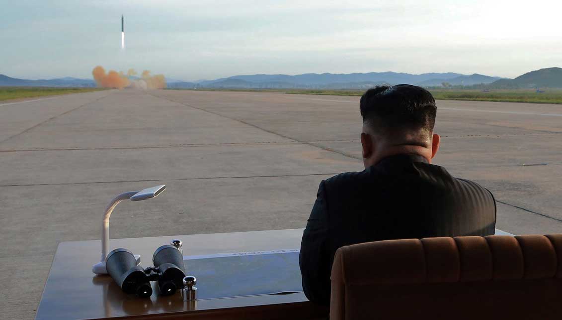La agencia noticiosa estatal de Corea del Norte (KCNA, publicó una foto sin fecha mostrando al líder del país, Kim Jong Un (R), observando un lanzamiento del cohete balístico estratégico de mediano a largo alcance Hwasong-12 en un lugar no especificado. EFE 