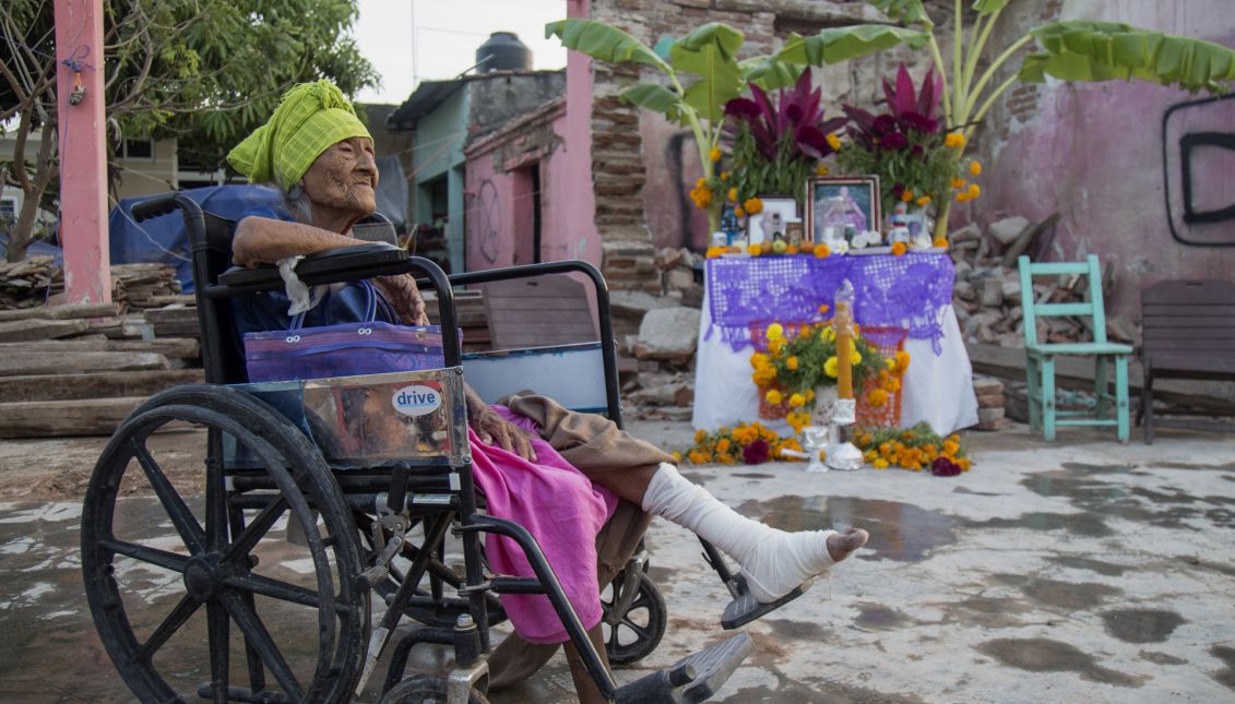Juana Martínez, from the town of Juchitan, in the state of Oaxaca (Mexico), is seen near a wreath today, Tuesday, October 31, 2017. The Day of the Dead, which is celebrated on November 2 in Mexico, is a very significant date that honors the memory of the deceased by means of ceremonies in which catrinas, altars, offerings and traditional dances are gathered. EFE / Luis Villalobos