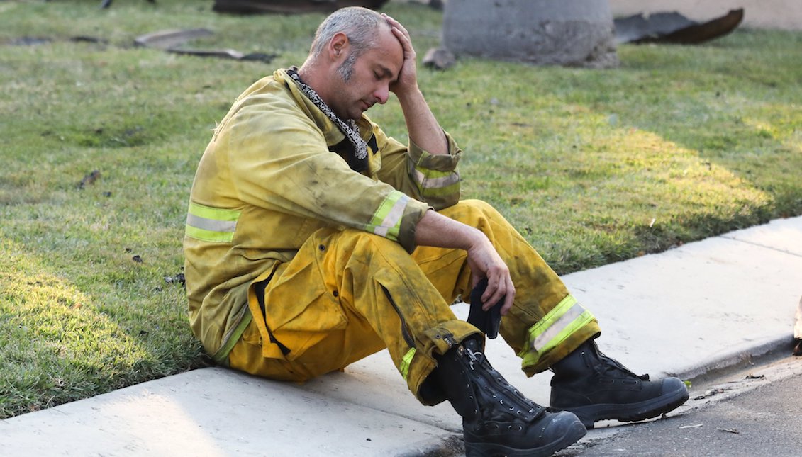 A firefighter rests after fighting a fire, on Monday, October 9, 2017, in Anaheim Hills, California (USA). EFE/EUGENE GARCIA