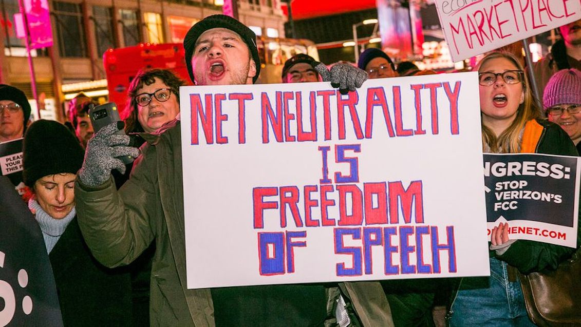 Demonstrators in front of Verizon stores on December 7, 2017. Photo: Sarah Tew/CNET