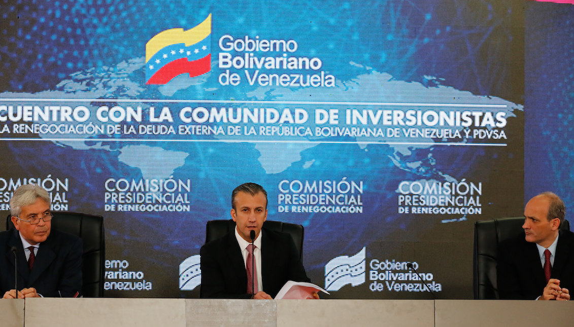 Photo courtesy of Miraflores press by Venezuelan Vice President Tarek El Aissami (c), speaking during a meeting with national creditors from Europe, the United States and other parts of the world on Monday, November 13, 2017, in Caracas (Venezuela). EFE / Courtesy of Prensa Miraflores
