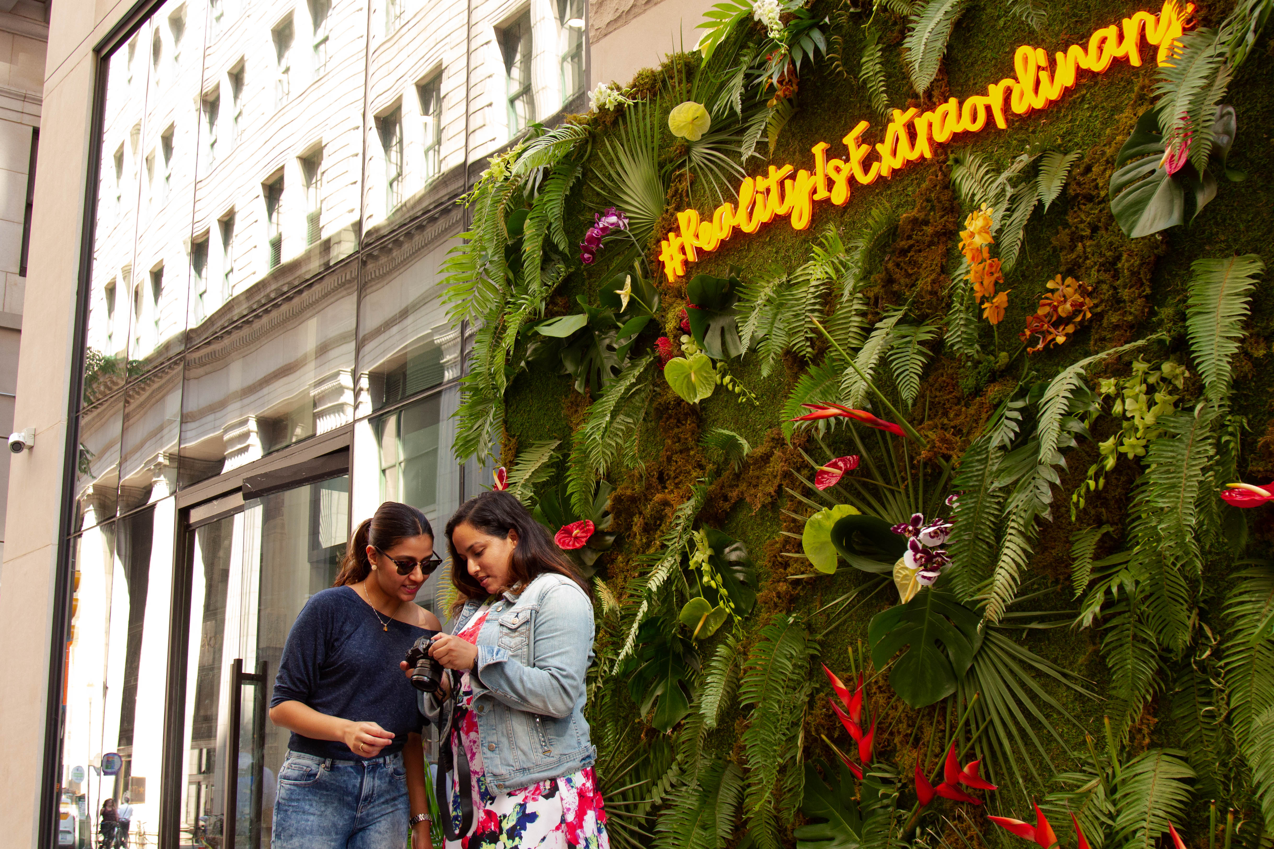 The Latin American-inspired womenswear brand Americae launched its floral pop-up wall experience yesterday at Juniper and Chestnut Streets. Greta Anderson / AL DÍA News
