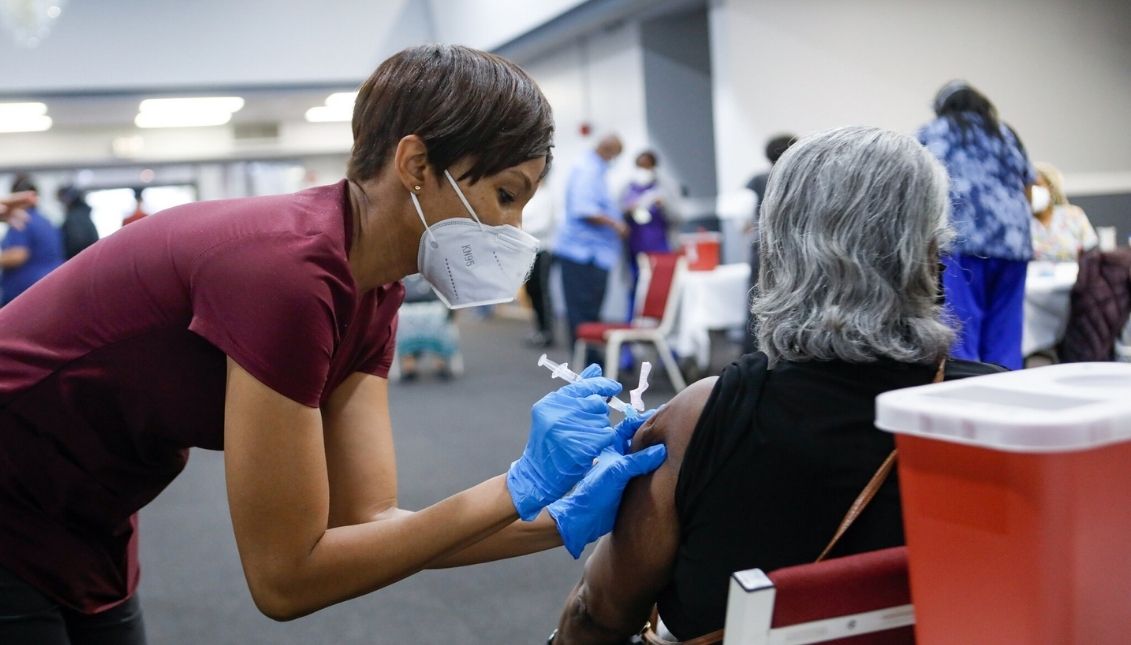 Health workers in New York must be vaccinated to continue working. Photo: Getty Images. 