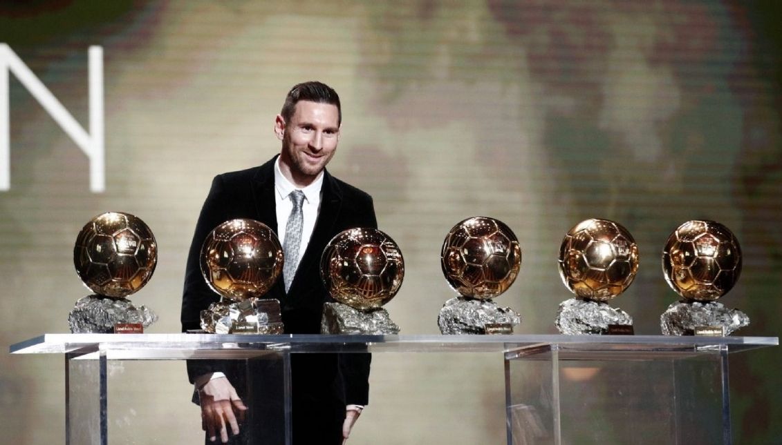 Messi poses with his six Ballon d'Or awards. Photo: Twitter
