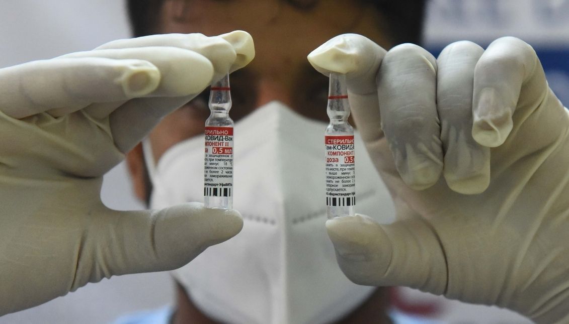 A healthcare worker displays a Sputnik V vaccine, at a Polyclinic, on July 31, 2021 in Gurugram, India. Photo: Vipin Kumar/Hindustan Times via Getty Images