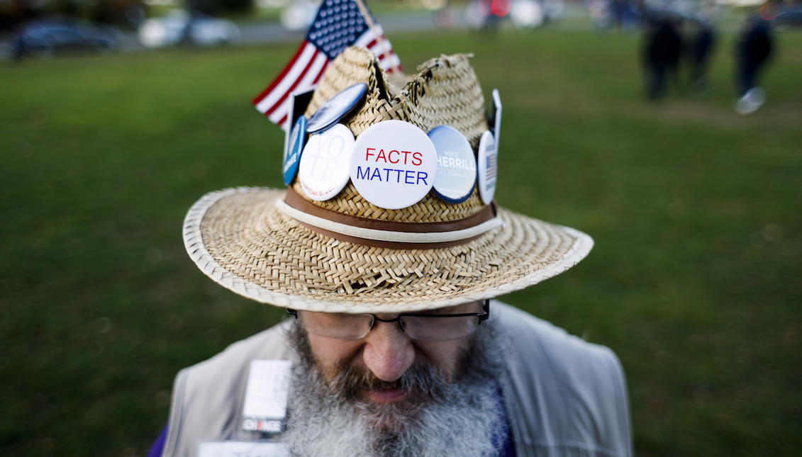 Jack Gavin, of West Caldwell, New Jersey, poses with some of the buttons he gave during a rally to get the vote. EFE / JUSTIN LANE