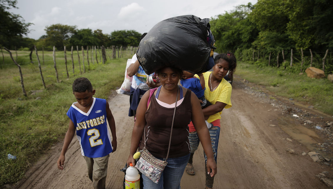 A group of Honduran migrants stranded on the Honduras-El Salvador border in El Amatillo continues heading to the United States, Oct. 8, 2018. EFE / Rodrigo Sura