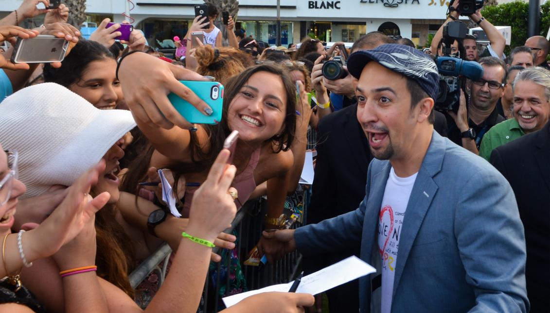 Lin-Manuel Miranda entre sus fanáticos en San Juan de Puerto Rico, el verano pasado. El famoso actor, de origen puertorriqueño, ha instado a promover las artes como una forma de mejorar el nivel social y educativo de la isla. EFE / Enid M. Salgado