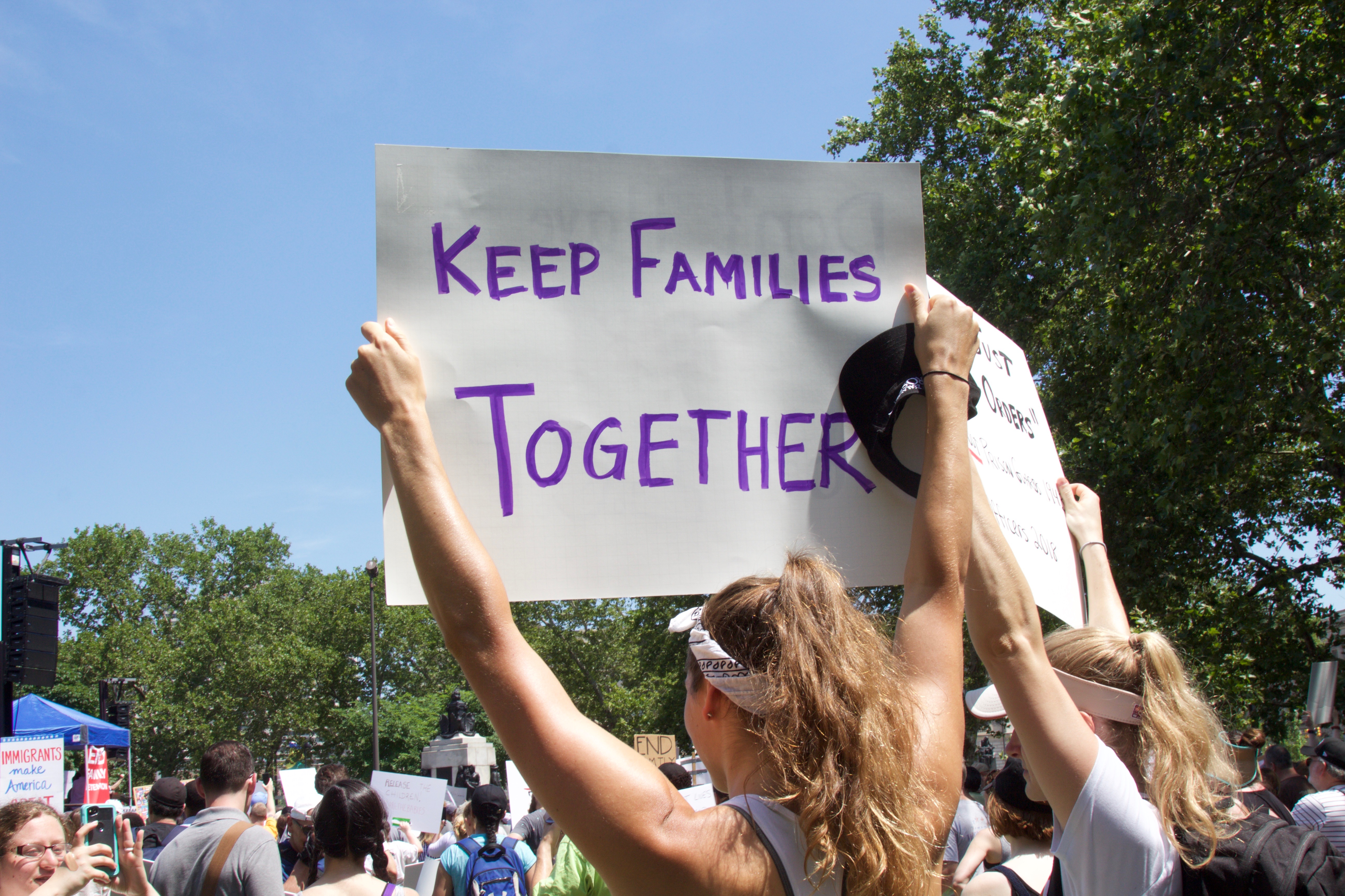 A protester at the End Family Detention rally in Philadelphia on June 30. Photo: Emily Neil / AL DÍA News
