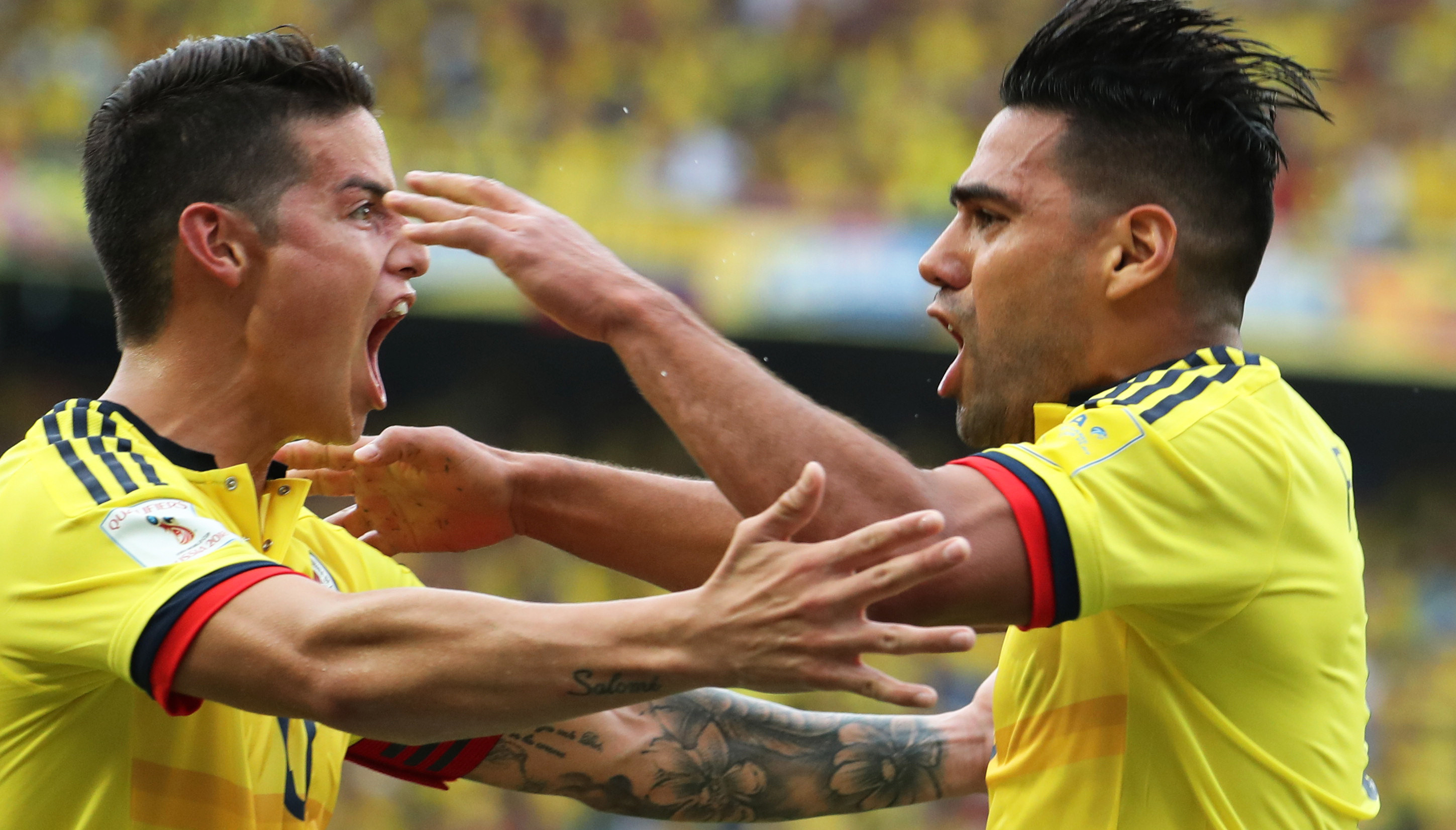 Los jugadores de Colombia James Rodriguez (i) y Radamel Falcao Garcia (d) celebran después de anotar un gol. 