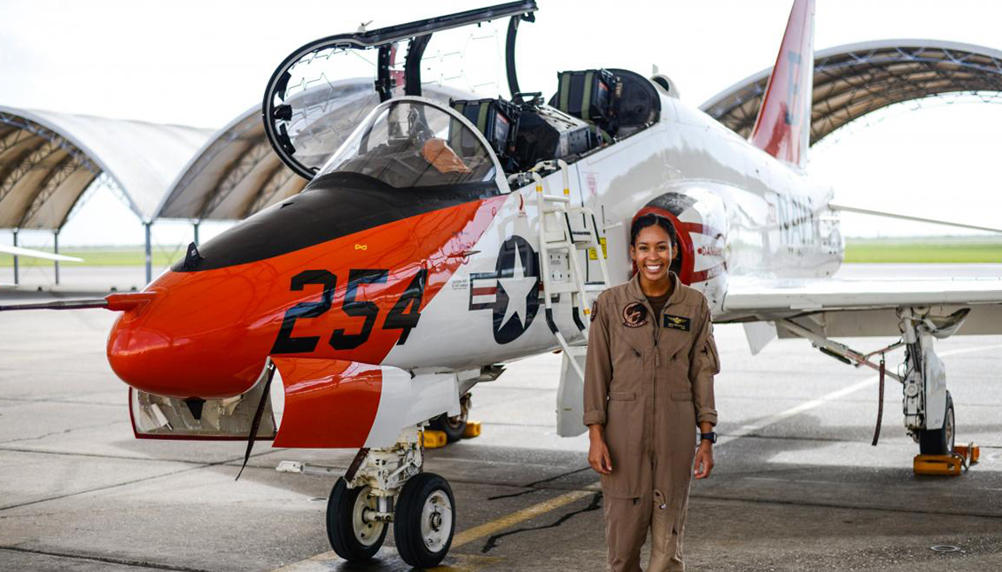 La Teniente J.G. Madeline Swegle sale de un avión de entrenamiento Goshawk T-45C tras completar su último vuelo del programa de entrenamiento de pilotos de la Estación Aérea Naval en Kingsville, Texas, el 7 de julio. Photo: AP