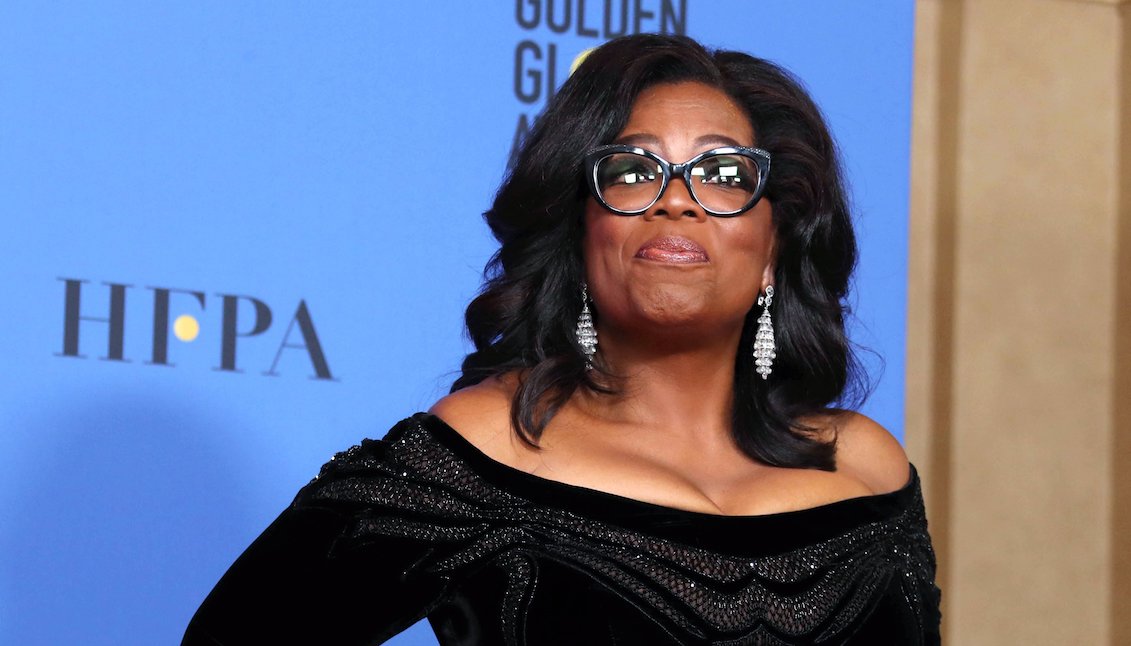 Oprah Winfrey holds the 2018 Golden Globe Cecil B. DeMille Award in the press room during the 75th annual Golden Globe Awards ceremony at the Beverly Hilton Hotel in Beverly Hills, California, USA, 07 January 2018. (Estados Unidos) EFE/EPA/MIKE NELSON