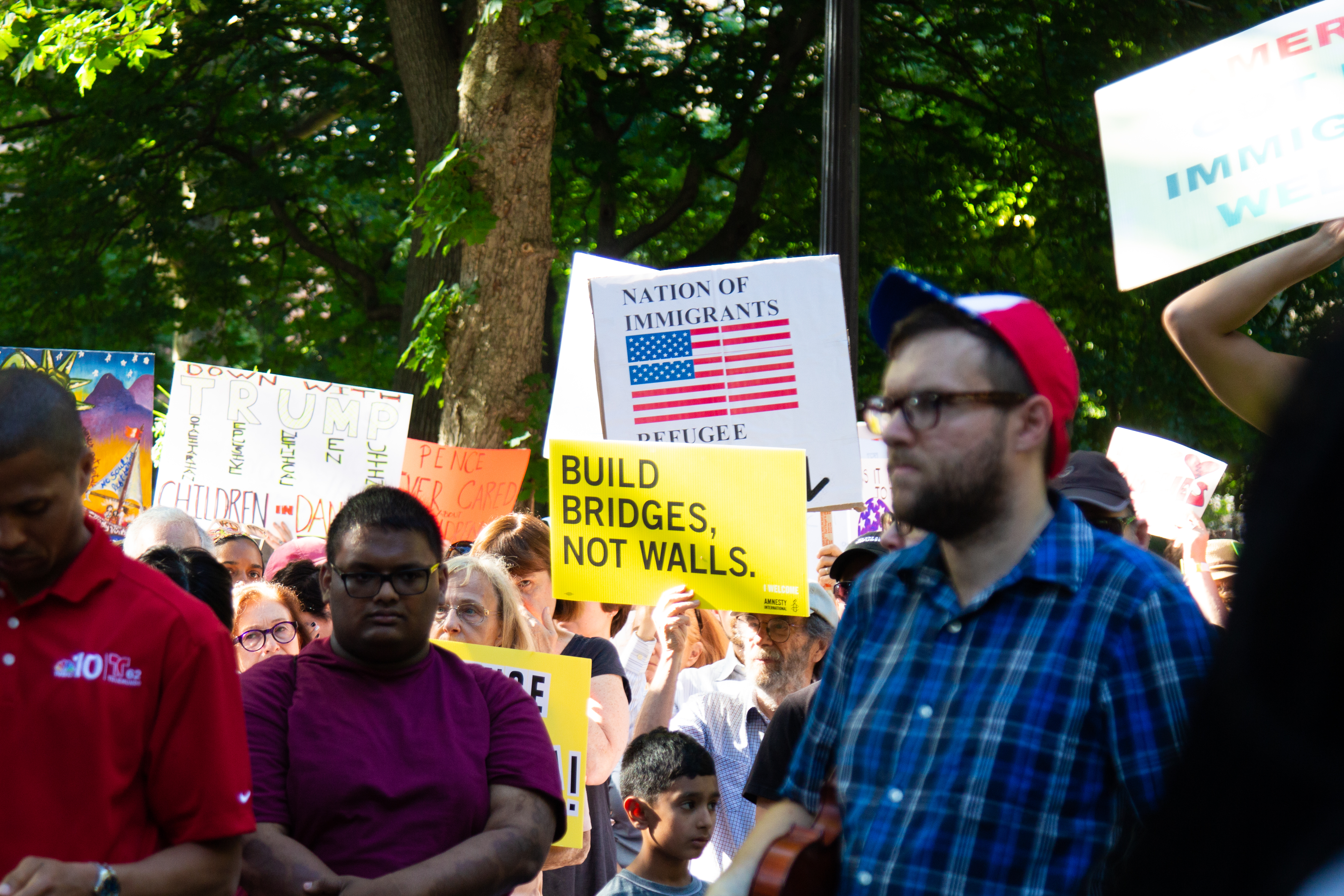 Protesters at the June 19 rally in Rittenhouse Square who called for reform of the Trump administration's immigration policies. Greta Anderson / AL DÍA News
