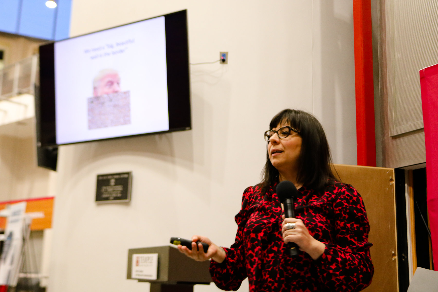 Mexican-American journalist Eileen Truax speaks to a group of students at Temple University on Jan. 31. Photo: Greta Anderson / AL DÍA News