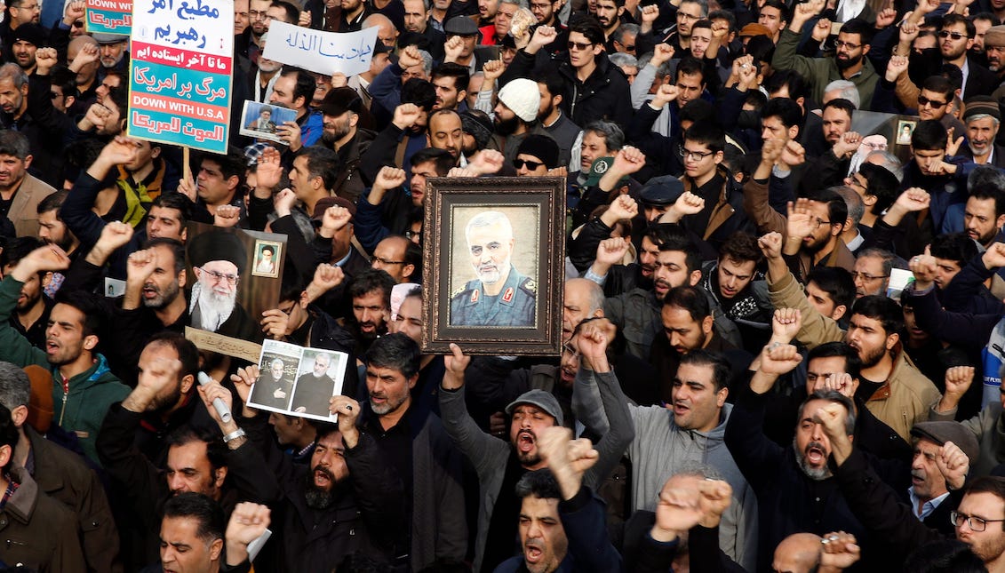 Demonstrators carry signs and images of Gen. Qasem Soleimani, Iran's militar leader killed by the U.S. on Jan. 03, 2020. Photo: EFE.
