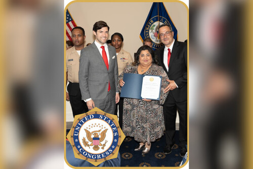 Janie Flores poses with the certificate of her recognition in the United States Congress. Photo: Noticias Newswire. 